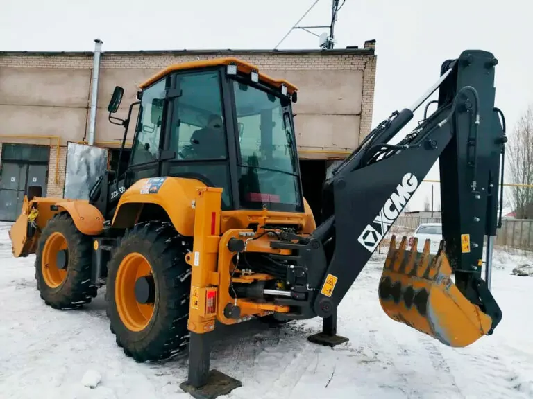 Аренда трактора и экскаватора с ковшом в Актобе